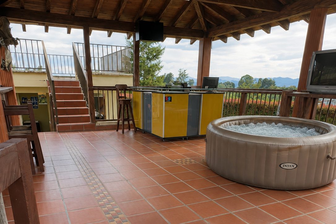 Barra con parrilla y plancha bajo el kiosco de La Amalita, junto al jacuzzi al aire libre y con vista al valle