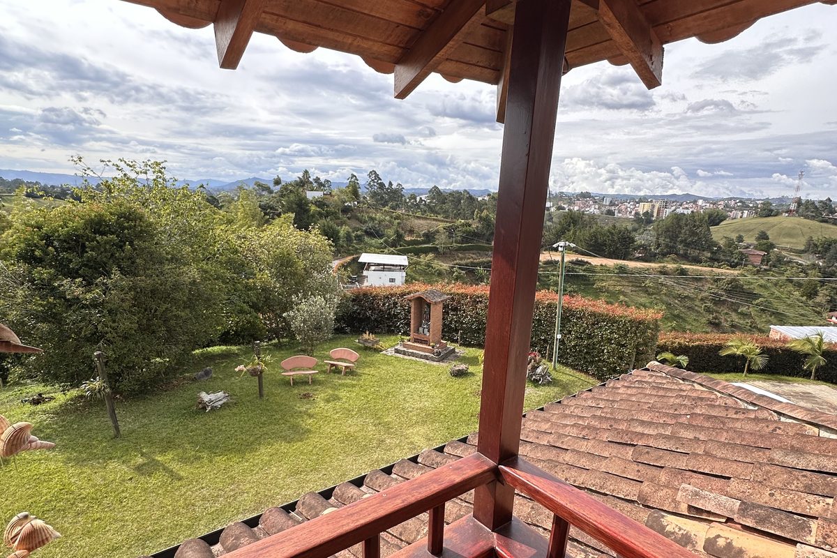 Vista desde el mirador del kiosco de La Amalita: el prado, la capilla y el valle de Marinilla al fondo
